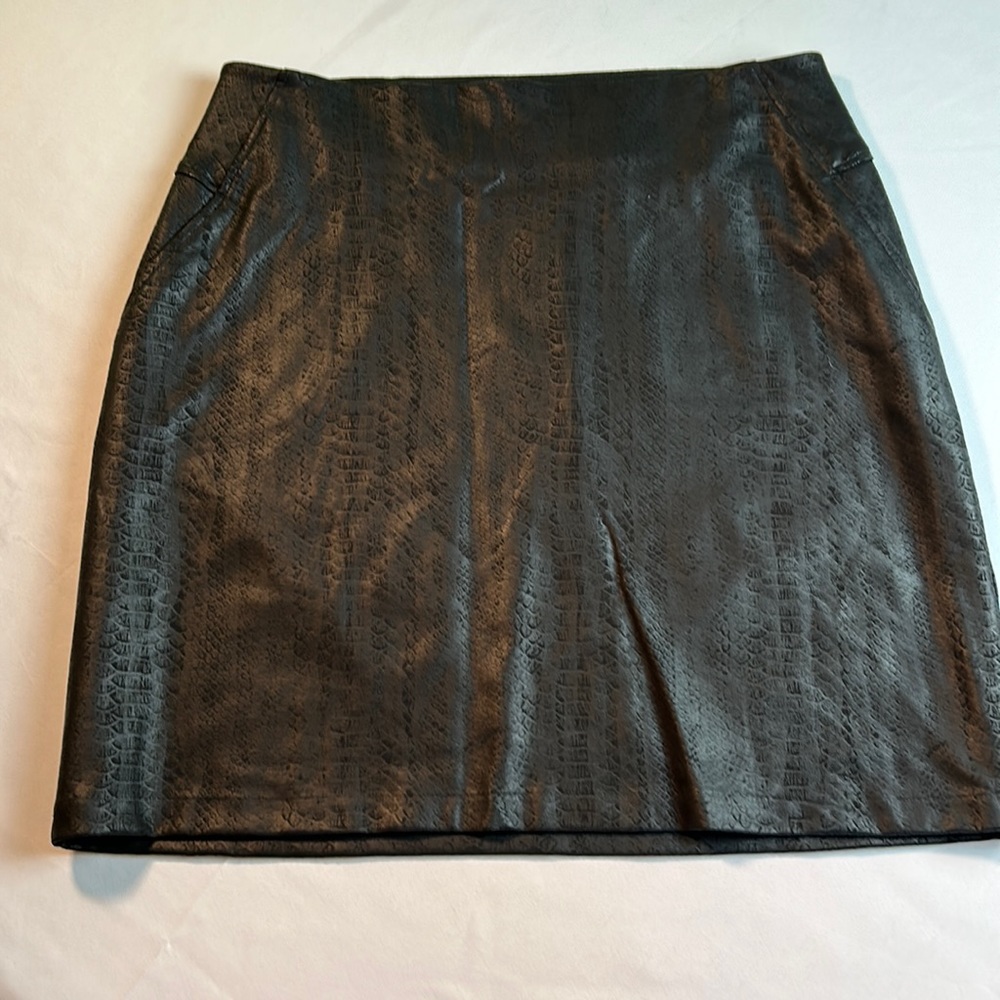 Apartment nine size large, black faux snakeskin print ladies skirt